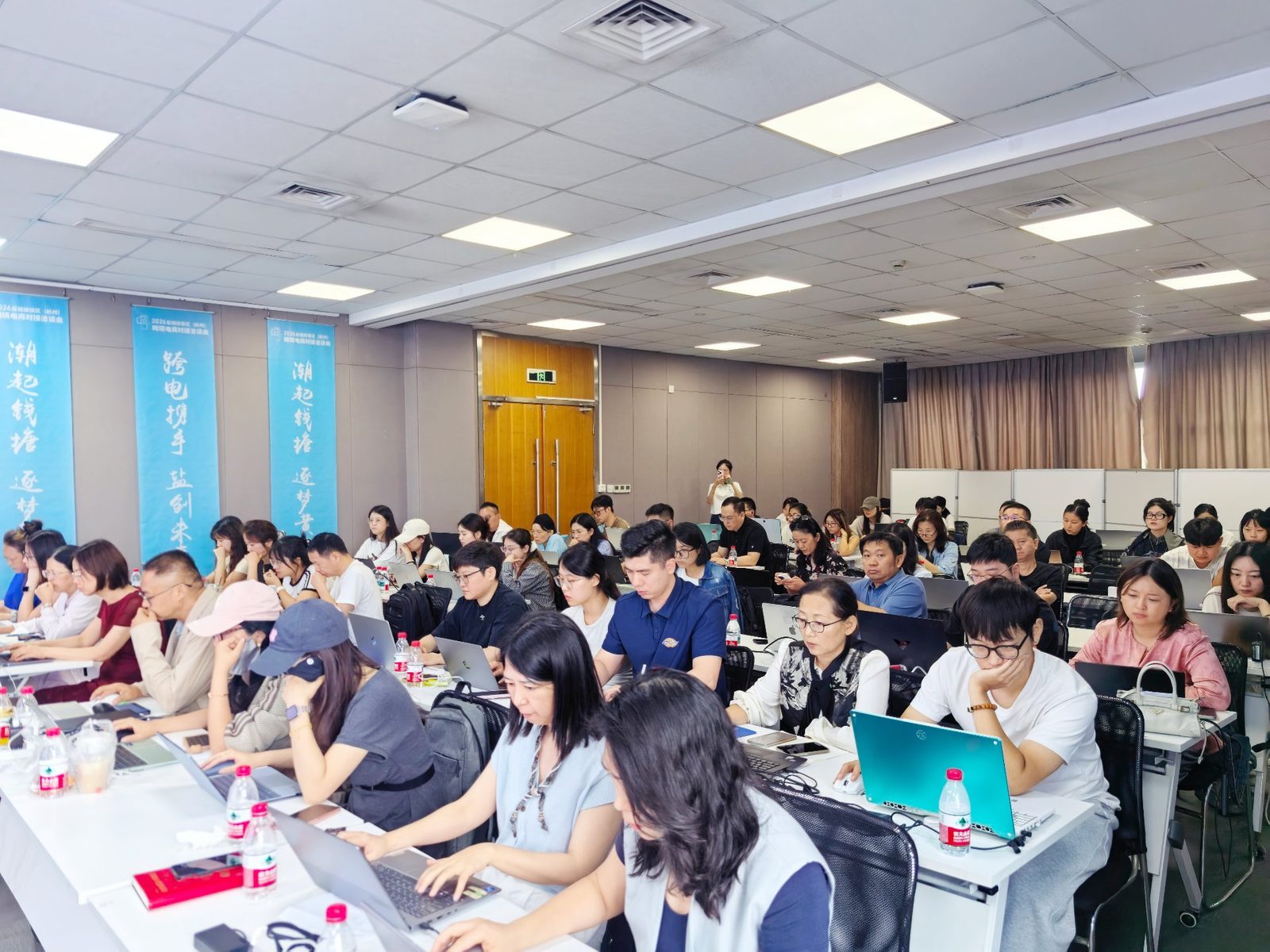 大宗师网络外贸社媒训练营线下培训现场:外贸学员带电脑实操 LinkedIn 与 Facebook 客户开发
